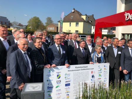 zu sehen sind die Unterzeichner